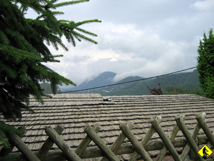 Karta1_ 141.jpg - Podjeżdżałem się wśród wspinających się na skałach alpinistów (większość ludzi z CZE, SK i HUN przybywa właśnie po to w te okolice). Zaczęło znowu padać...